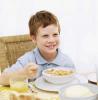 ¿Cómo deben desayunar los niños?